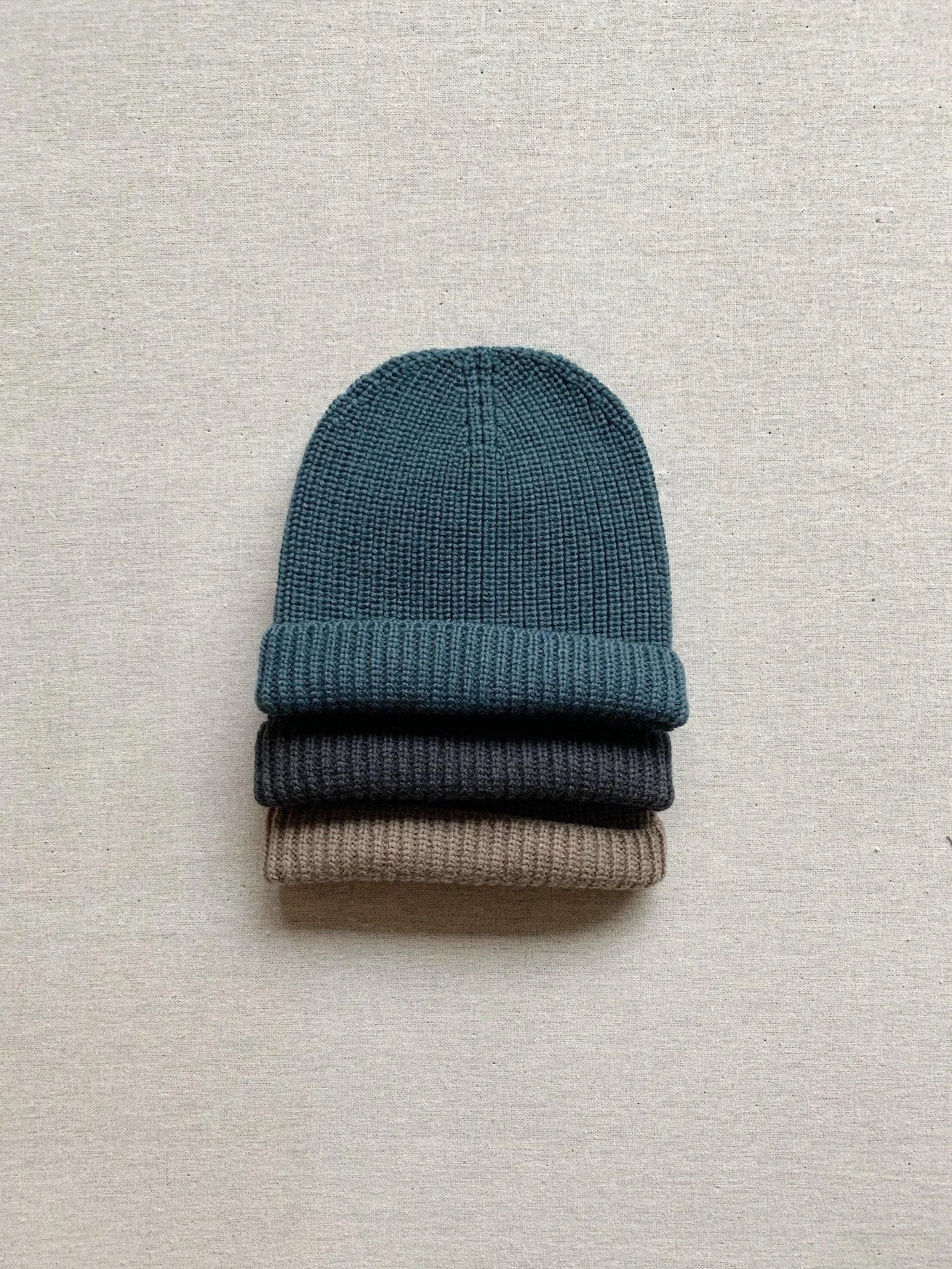 kids merino wool ribbed beanie in oatmilk