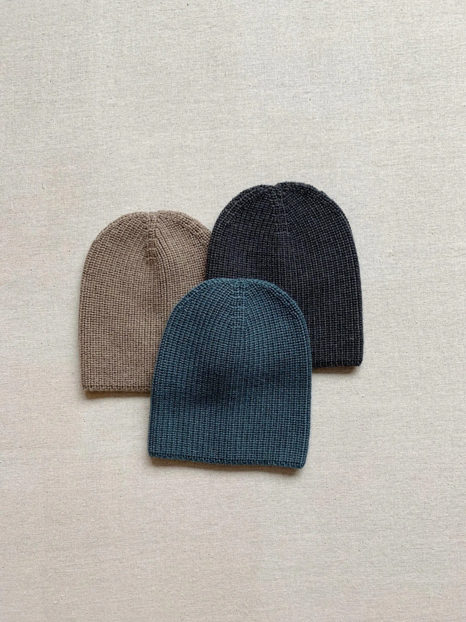 kids merino wool ribbed beanie in oatmilk